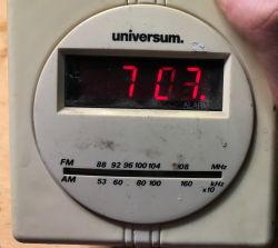 Radio "kostka" z zegarem i budzikiem - Universum UR-1052 Quelle - 1994 Radio "kostka" z zegarem i budzikiem - Universum UR-1052 Quelle - 1994