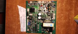 Płytka PCB z oznaczeniami ręcznymi obok z opisem funkcji złączy.