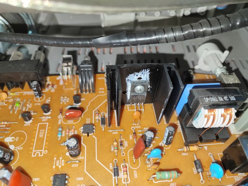 Wnętrze telewizora kineskopowego Daewoo K14C5GT z widoczną płytą główną i elementami elektronicznymi.