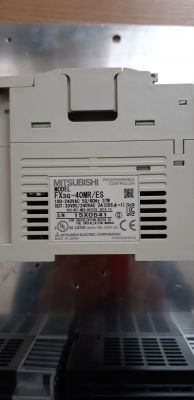 Moduł logiczny Mitsubishi FX3G z etykietą specyfikacji technicznej