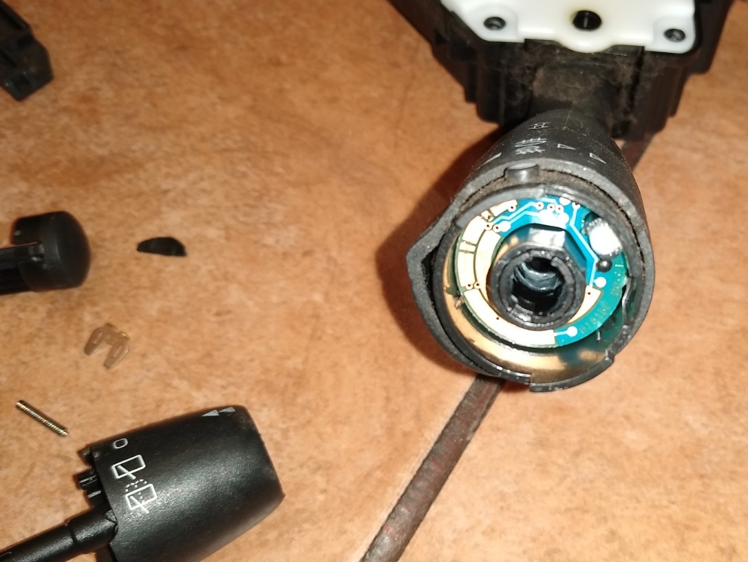 Citroen C4 Picasso 1.6 Windshield Washer Pump Not Working, Checked
