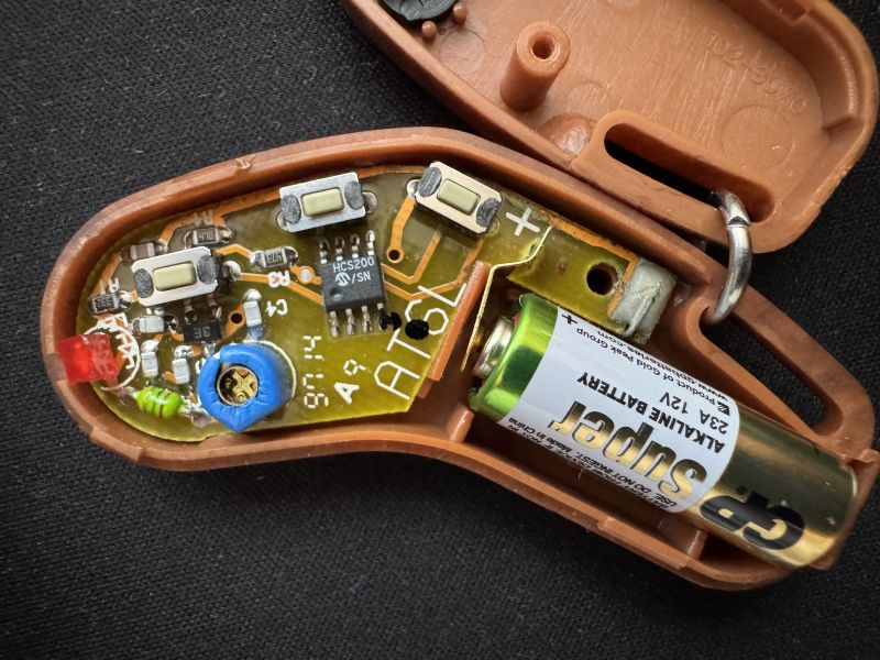 Otwarty pilot typu bumerang z płytką PCB, diodą LED i baterią GP Super 23A 12 V