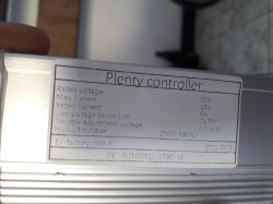 Tabliczka znamionowa kontrolera Plenty ze specyfikacjami technicznymi.