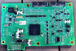 Zbliżenie na płytę PCB z komponentami elektronicznymi modułu ICCU
