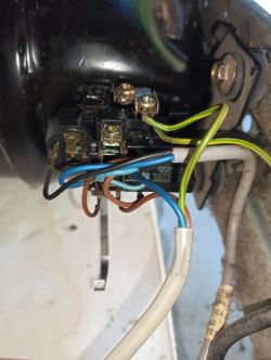 Podłączenie elektryczne z niebieskim, brązowym i zielono-żółtym przewodem.