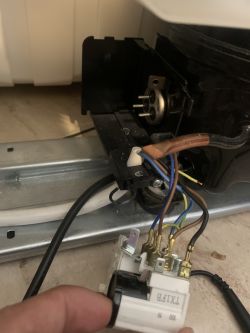 Whirpool W7 811I K - lodówka wybija różnicówkę