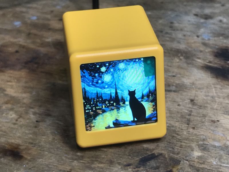 Gelbes Gadget mit Display Gelbes Gadget mit IPS TFT-Display, das eine Grafik einer Katze zeigt.