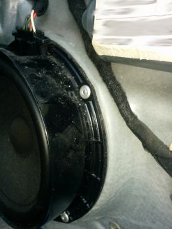 Jak wymienić głośnik w VW Golf IV 2000 bez widocznych śrub?