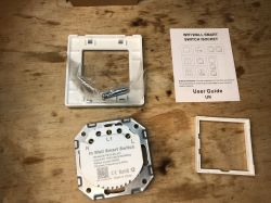 Contents of Avatto N-TS10-EU-W1 Switch Set Avatto N-TS10-EU-W1 set with wall switch and manual.
