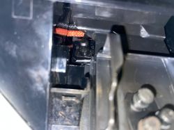 Wnętrze ekspresu do kawy Siemens EQ500 Integral, ukazujące fragment mechanizmu oraz przewód pomarańczowy.