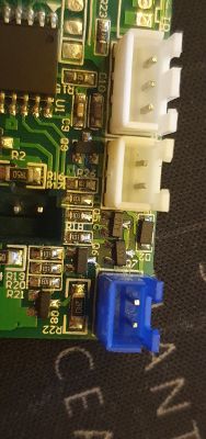 Jak naprawić płytkę projektora YX-23M? Grzeje się AMS1117, LM358.