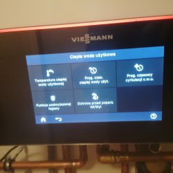Panel sterowania urządzenia marki Viessmann, wyświetla ustawienia dla ciepłej wody użytkowej.