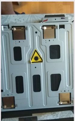 Widok spodu odtwarzacza CD z ostrzeżeniem laserowym.