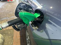 Czy 13-latek może tankować paliwo do kanistra dla roweru z silnikiem?