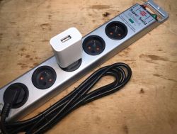 Biała ładowarka USB w listwie zasilającej Brennenstuhl Super-Solid 3500A na drewnianym blacie