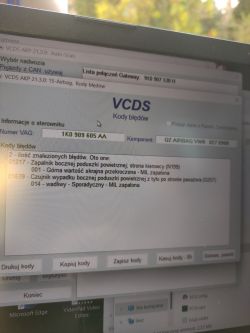 Zrzut ekranu diagnostyki VCDS z kodami błędów poduszek powietrznych.