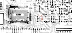 Fragment PCB z układem IC951 i zaznaczoną diodą D954 do przelutowania