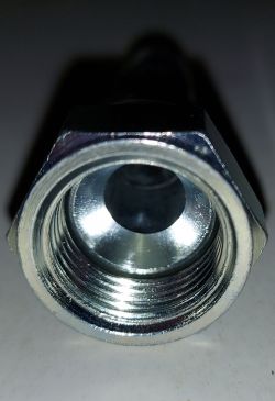 Zbliżenie na metalową złączkę pneumatyczną z gwintem wewnętrznym.