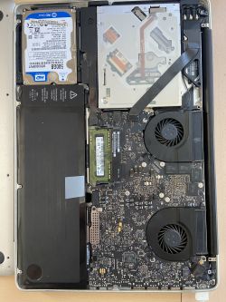 MacBook Pro A1286 2010: Brak reakcji na przycisk power, tryb awaryjny, ładowanie baterii