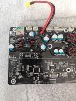 Zdjęcie płytki drukowanej stacji zasilania Baseus BPM600 z widocznymi elementami elektronicznymi.