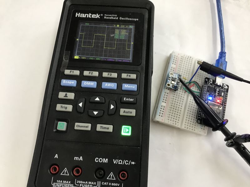 Oscyloskop Hantek pokazujący przebieg prostokątny z modułu AD9833 podłączonego do ESP32