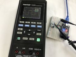 Oscyloskop Hantek pokazujący przebieg prostokątny z modułu AD9833 podłączonego do ESP32
