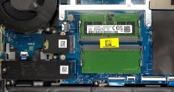 Wnętrze laptopa z modułem pamięci RAM Samsung DDR5 zainstalowanym w gnieździe na płycie głównej.