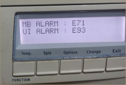 Wyświetlacz pralki Electrolux EWF1045 pokazujący błędy E71 i E93.