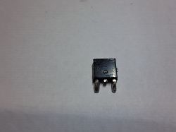 Czarny element elektroniczny z czterema wyprowadzeniami, usunięty z obwodu.