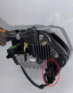 Tylna część reflektora Peugeot 208 II z zaznaczoną wtyczką elektryczną