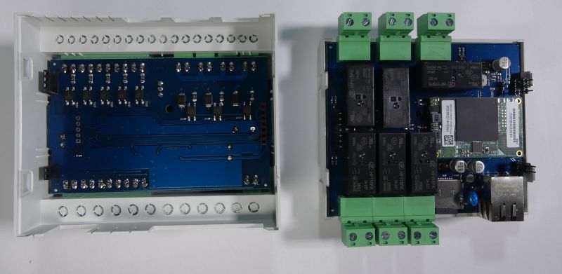 Płytka elektroniczna z przekaźnikami i złączami śrubowymi w obudowie modułowej