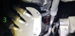 Widok na komorę silnika VW Tiguana, z uwydatnionym sprzęgłem alternatora.