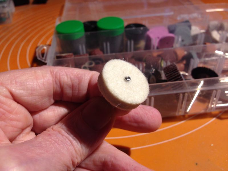 Osoba trzyma tarczę polerską filcową z zestawu akcesoriów do szlifierki.