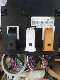 Złącza elektryczne z kolorowymi przewodami w module Bordnetz.