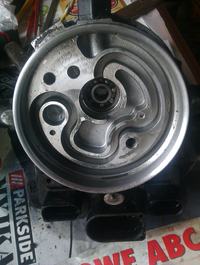 Jak wybić podstawę pompy TRW w Skoda Fabia? Instrukcje i problemy z dostępem