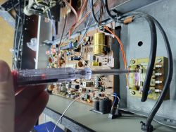Tester napięcia przyłożony do obwodu elektronicznego.