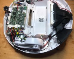 Wnętrze odkurzacza smart/robota sprzątającego z WiFi Medion 13277