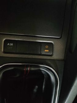 Panel samochodowy z przyciskiem klimatyzacji w VW Golf 5