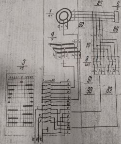 Schemat elektryczny silnika pierścieniowego z rezystorem wirnikowym i przekaźnikami.