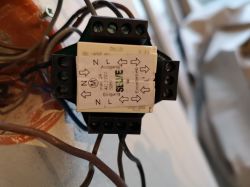 Voltage distributor for 2 shutters - request for verification