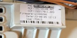 Tabliczka znamionowa modułu elektronicznego pralki z numerami PNC, MCF, CCF i wersją firmware.