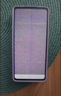 Ekran smartfona Samsung Galaxy A52 5G pokazujący zniekształcony obraz z migotaniem oraz zakłóceniami.