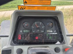 Panel wskaźników ciągnika Massey Ferguson z zapaloną kontrolką hydrauliki