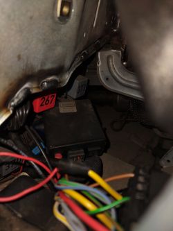 Centralka w Passat B5 '99: Identyfikacja modułu centralnego zamka i podłączenie pilota