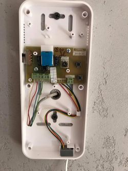 Wymiana domofonu na Cyfral Smart 5P - problemy z dzwonkiem, elektrozamkiem i brakiem głosu