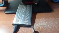 Metalowa kieszeń zewnętrzna na dysk 2.5”, podłączona kablem USB 2.0.