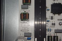 Hisense 65U6NQ - pionowe pasy i żółty proszek przy matrycy, zalanie czy COF?