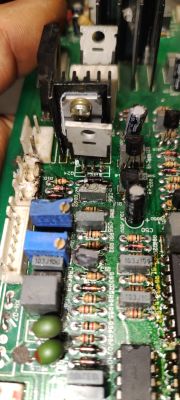 Uszkodzona i przypalona płytka PCB spawarki z widocznymi tranzystorami i rezystorami