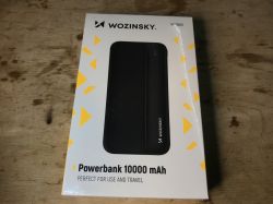 Czarny powerbank Wozinsky WPBBK1 w opakowaniu.