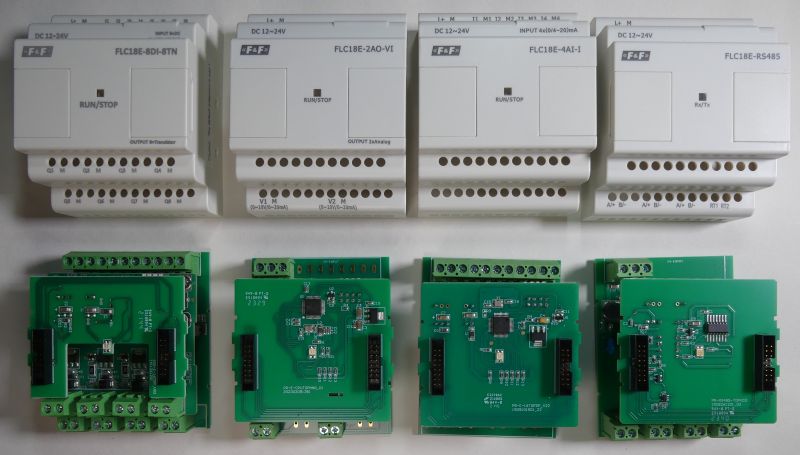 Cztery moduły automatyki przemysłowej F&amp;F z widocznymi płytkami PCB, pokazane z przodu i od spodu.